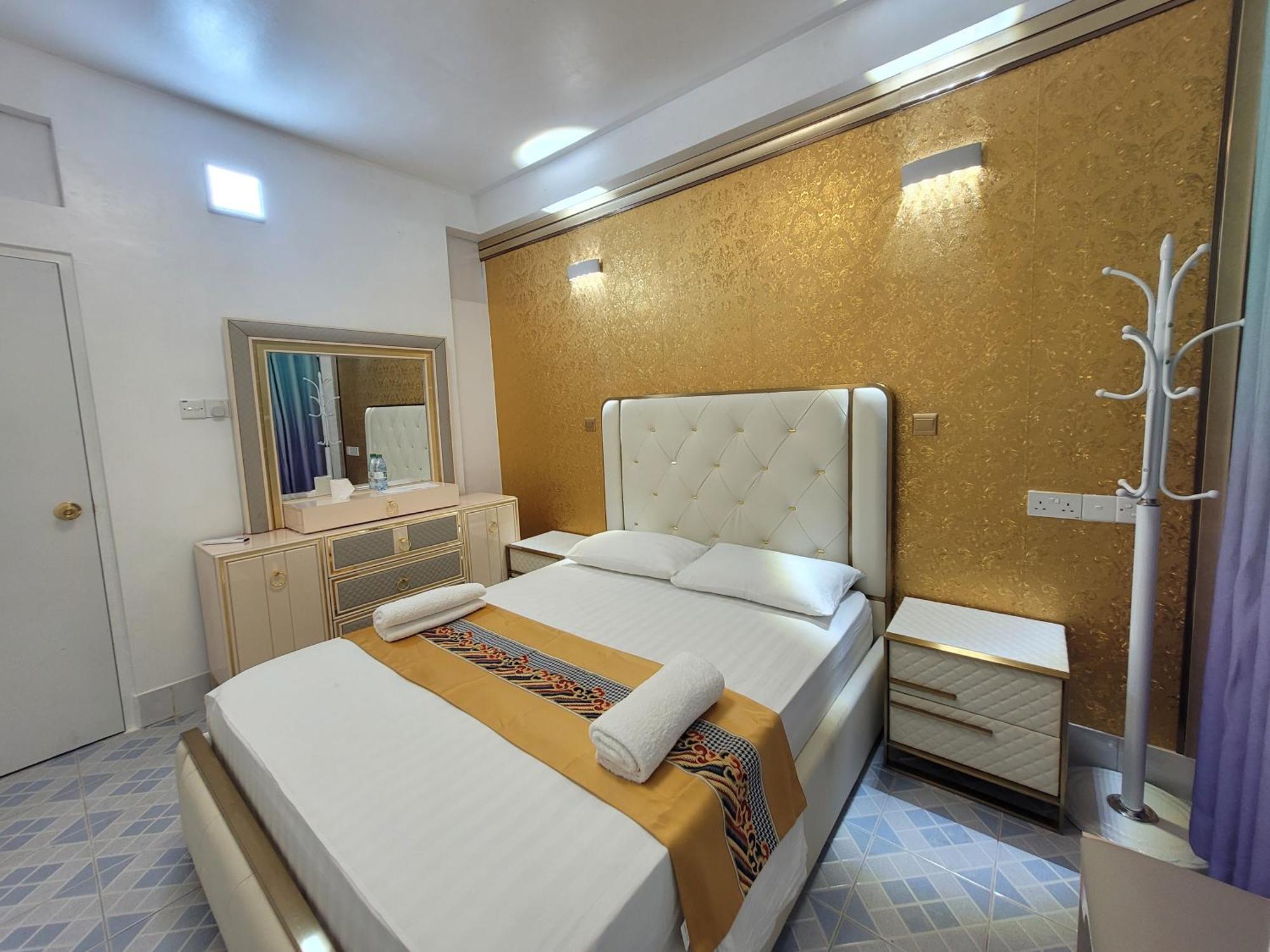 Ontrack Travel Apartment Male Exterior photo