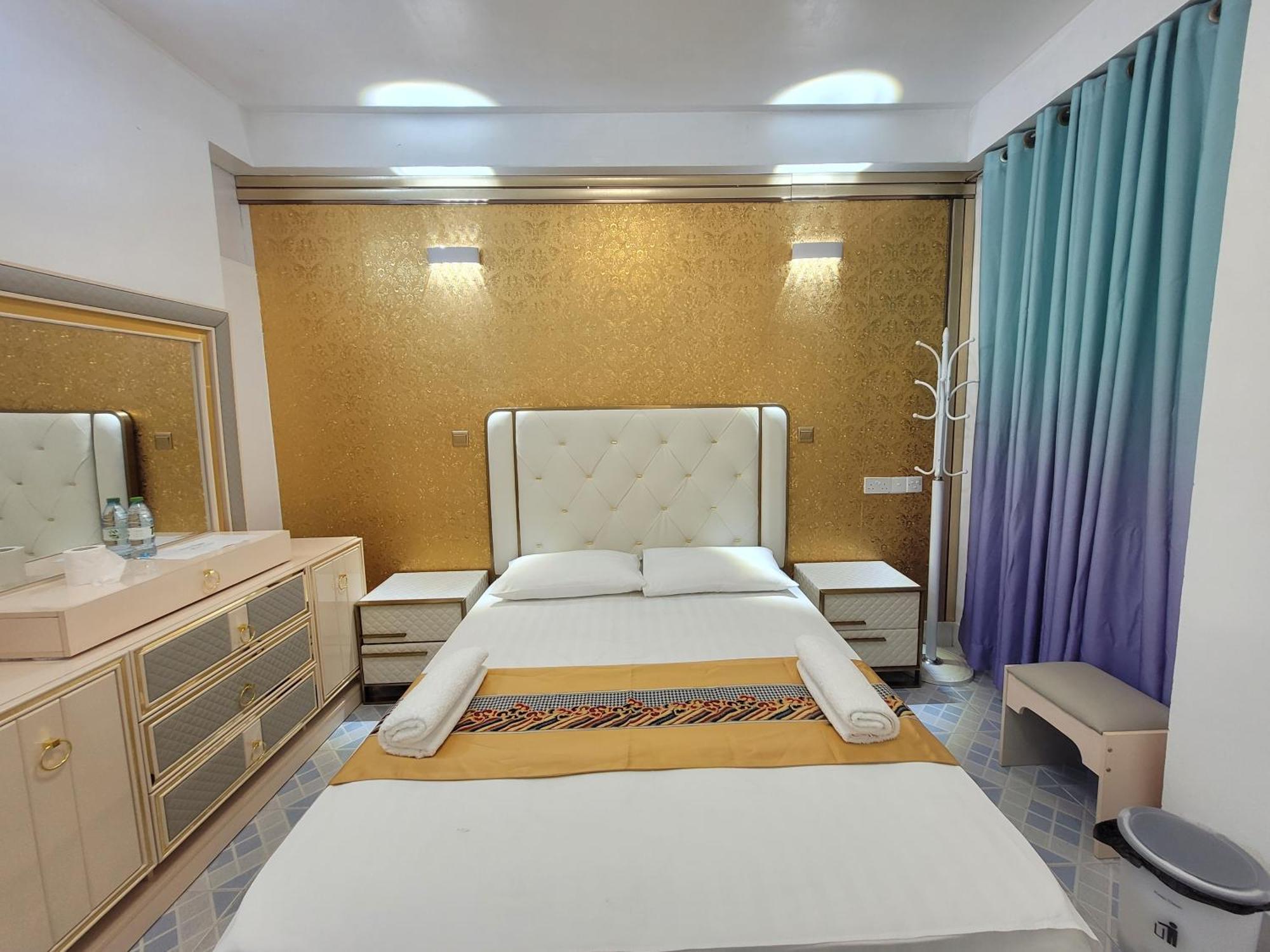Ontrack Travel Apartment Male Exterior photo